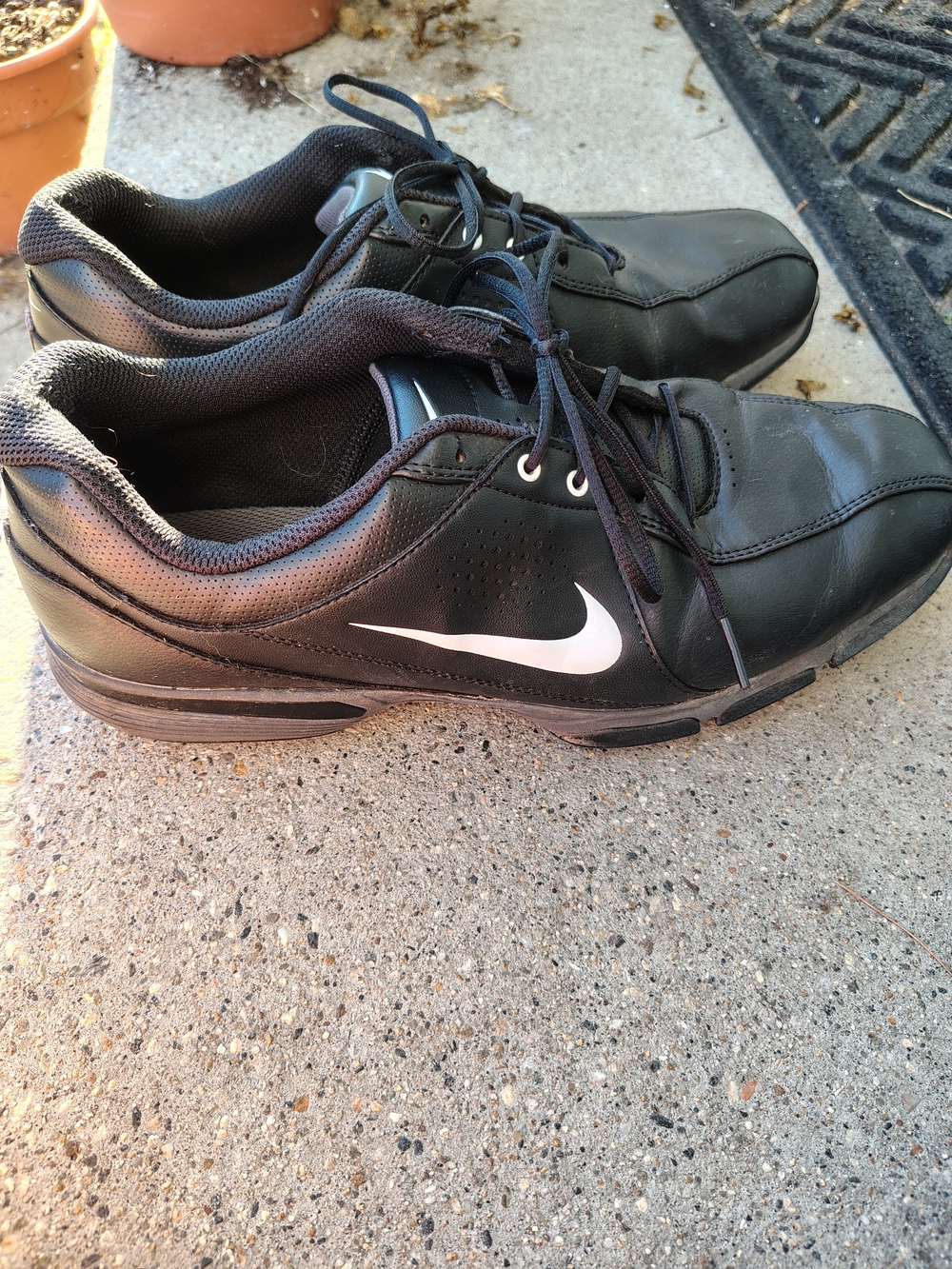 Nike Men's Black Athletic Sneakers with White Swoosh
